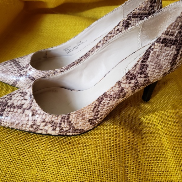 Size 6.5, reptile design heels/wood grain heels - Picture 3 of 7